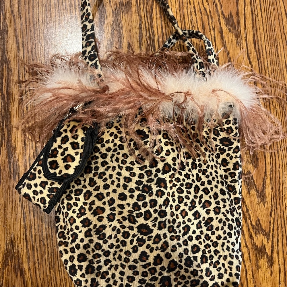 Chic Leopard Print Shoulder Bag with Faux Fur Trim and feathers